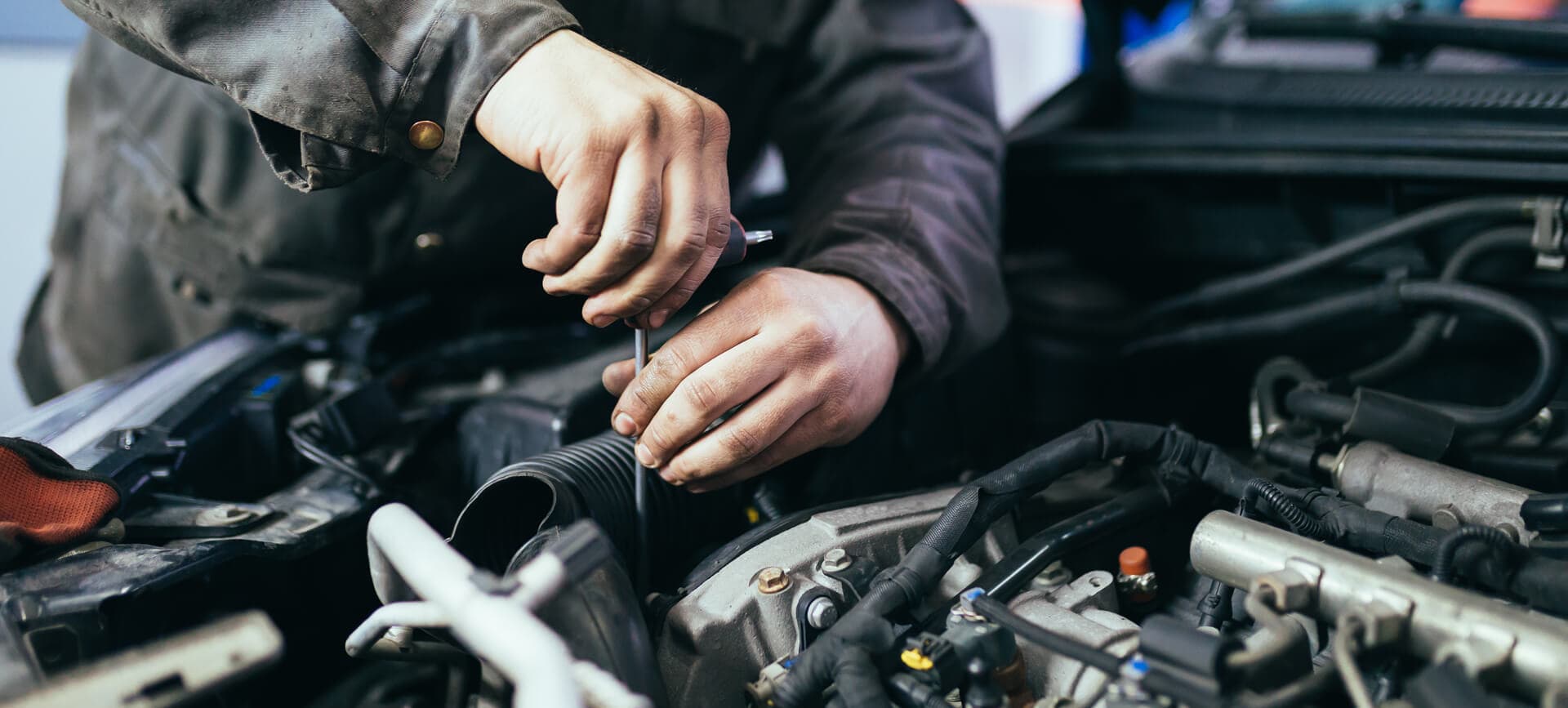 Profesional reparando un coche.